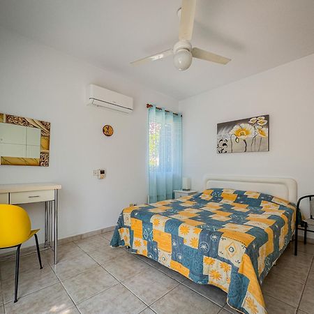 Kings Apartment With Private Garden Paphos Exterior photo