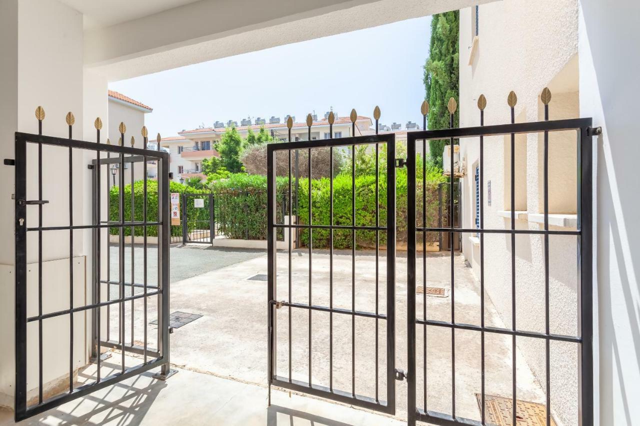 Kings Apartment With Private Garden Paphos Exterior photo